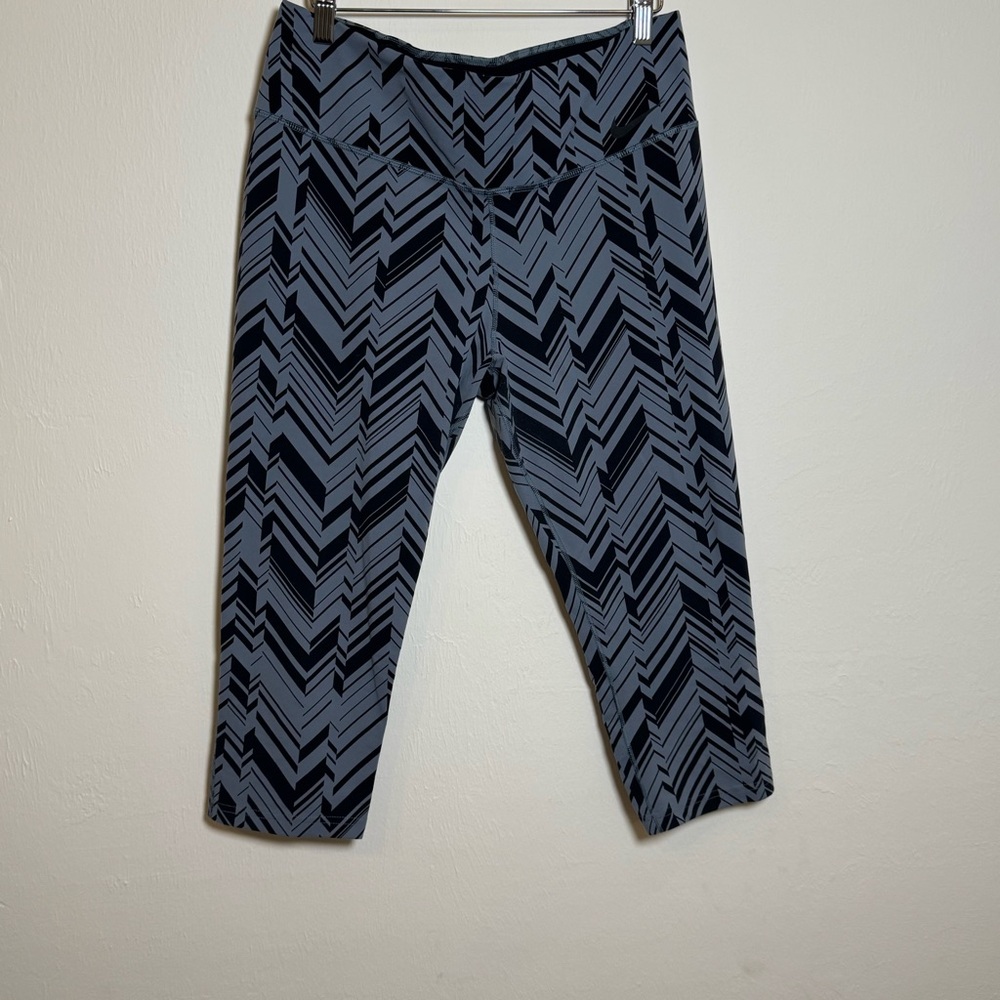 Nike Dri-FIT Women’s XL Capri Leggings Black Gray Chevron‎ Pattern Activewear